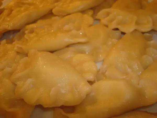 Najlepsze ciasto na pierogi z mąki krupczatki – prosty przepis bez błędów