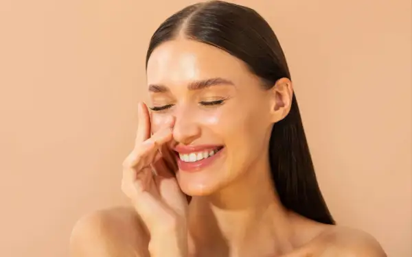 Une femme rayonnante sourit, découvrant les bienfaits du cuivre sur les cheveux. Sa peau lumineuse et ses cheveux brillants témoignent de sa beauté naturelle.