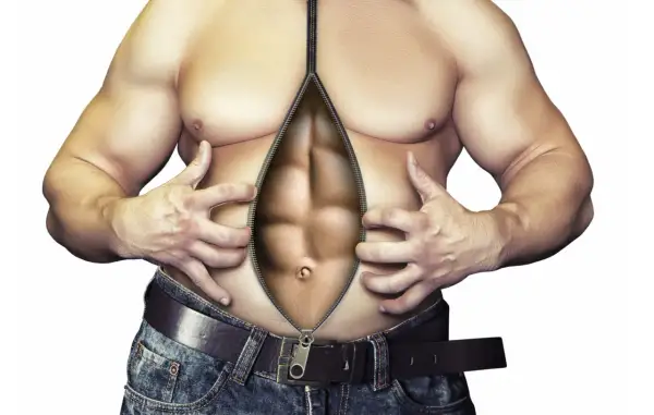 Uomo con addome coperto da zip che rivela addominali scolpiti. Come eliminare il grasso addominale uomo per ottenere un fisico tonico.