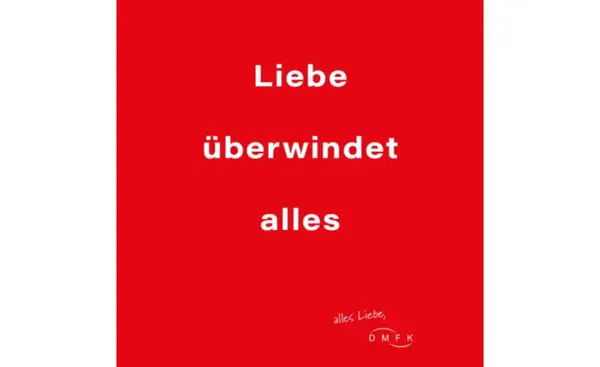 Rode achtergrond met witte tekst: "Liebe überwindet alles". Een boodschap dat liefde overwint alles, met een kleine handgeschreven tekst en logo rechtsonder.