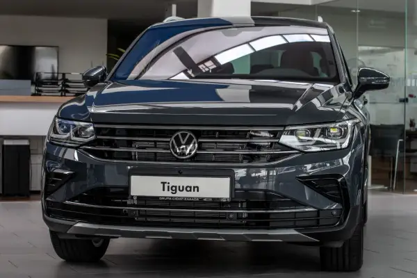 Szary Volkswagen Tiguan z bliska. Wśród wielu **volkswagen nazwy modeli**, Tiguan wyróżnia się nowoczesnym designem.