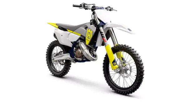 Motocykl crossowy Husqvarna TC 125 z żółtymi elementami na białym tle.