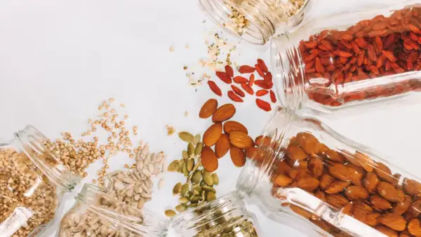 Amandes, graines de citrouille, baies de goji, sarrasin, graines de tournesol : des aliments riches en fibres pour le transit.