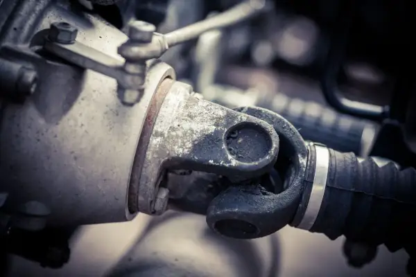 Primer plano del cardan de una moto, mostrando su junta universal y el eje de transmisión, esencial para la potencia.