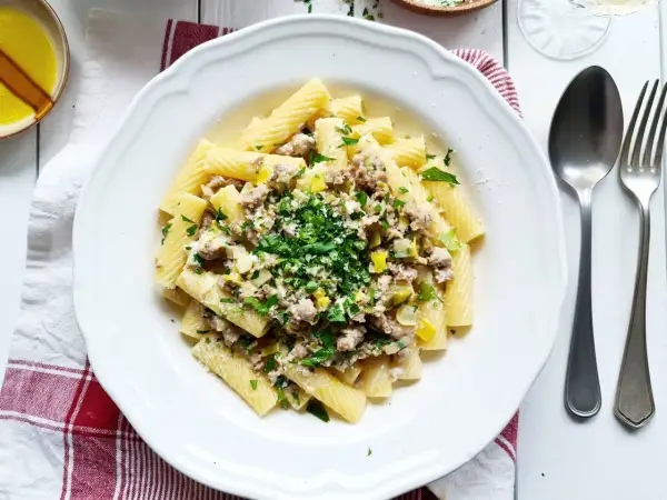 Pasta mit Hackfleischsauce, ein leckeres bolognese bianco rezept. Frisch gehackte Petersilie und Parmesan garnieren das Gericht.