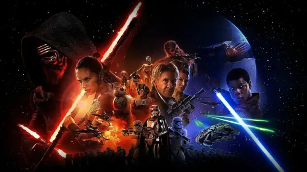 Kylo Ren i Rey z mieczami świetlnymi, Han Solo, Finn z niebieskim mieczem, droidy i statki kosmiczne na tle Gwiazdy Śmierci. Plakat Star Wars 7.