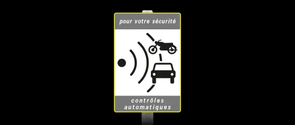 Panneau radar : ce panneau indique des contrôles automatiques de vitesse pour voitures et motos, pour votre sécurité.