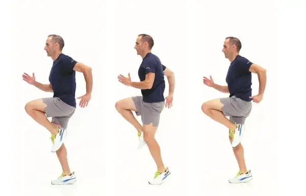 Uomo in tre pose che dimostra la tecnica di corsa, con ginocchia alte e braccia in movimento.