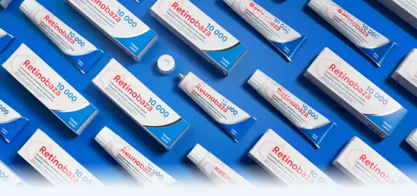 Wiele tubek kremu Retinobaza z witaminą A (retinyl palmitate) na niebieskim tle. Krem wygładza i redukuje niedoskonałości.
