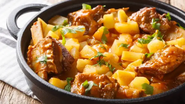 Costillas guisadas de la abuela, tiernas y jugosas, con patatas tiernas y perejil fresco. Un plato casero que reconforta el alma.