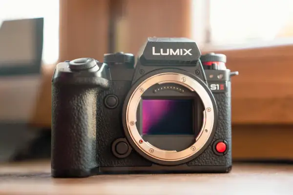 Profesjonalny aparat Lumix S1II. Zadbaj o jego bezpieczeństwo, rozważ ubezpieczenie aparatu fotograficznego.