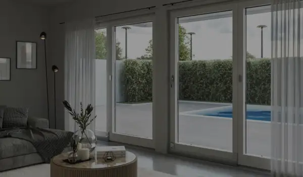Soggiorno moderno con grandi vetrate che si affacciano su una piscina. Ideale per chi cerca un buon isolamento acustico finestre fai da te.