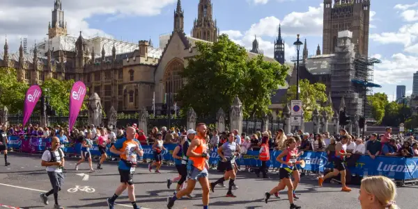 Des coureurs traversent Londres, le parcours du marathon longeant le Parlement.