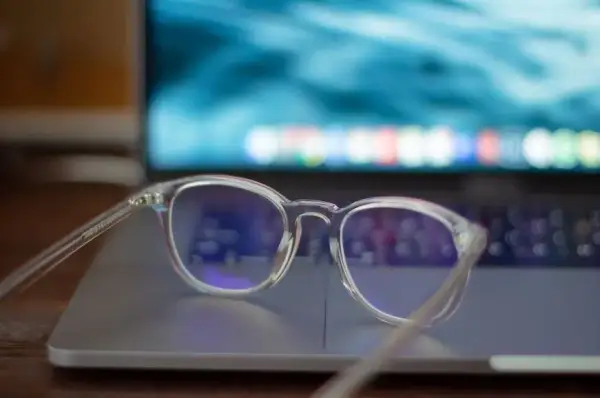 Okulary z filtrem niebieskim: czy warto? Fakty, mity i opinie