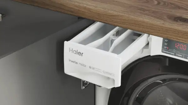 Cassetto detersivo Haier aperto, con scomparti vuoti. La lavatrice non prende l'ammorbidente, forse è intasato il vano.
