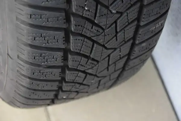 Bieżnik opony zimowej do Citroen Berlingo. Sprawdź rozmiar opon, by zapewnić bezpieczeństwo.