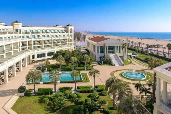 Impresionante resort de lujo con piscina, jardines y playa. El spa primus ofrece vistas al mar Mediterráneo.