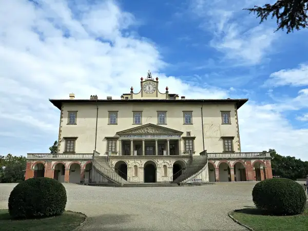 Villa medicea di Poggio a Caiano, con scalinata imponente, loggiato ad archi e un grande orologio sulla facciata.