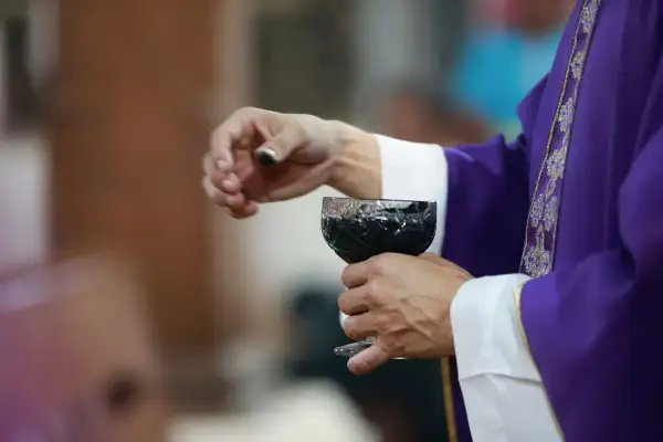 Dłoń księdza w purpurowej szacie trzyma kielich z winem. Dziś, 15 lutego, trwa ważna ceremonia.