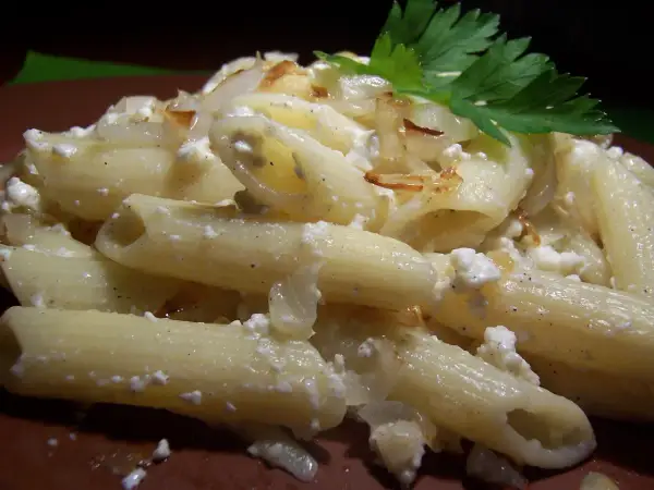 Penne z twarogiem, podsmażoną cebulką i natką pietruszki. Pyszne danie, które rozgrzewa serce.