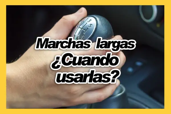 Mano cambiando marchas largas en un coche. ¿Cuándo usarlas?