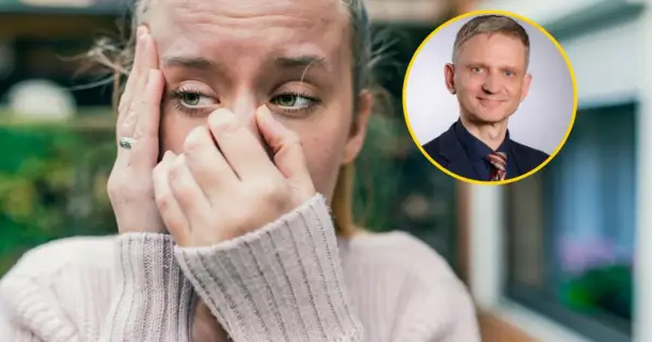 Zmartwiona kobieta z dłońmi na twarzy, obok uśmiechnięty mężczyzna. Czy to początek utraty pamięci?