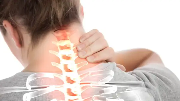 Douleur au cou due à une inversion de la courbure cervicale. Une main masse la nuque douloureuse, où la colonne vertébrale est mise en évidence.
