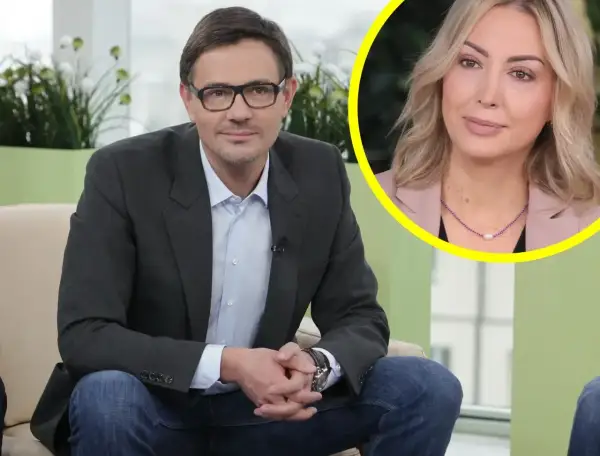 Mężczyzna w okularach i marynarce, być może mąż Anny Zejdler, siedzi na kanapie. Obok, w żółtym okręgu, uśmiecha się kobieta.