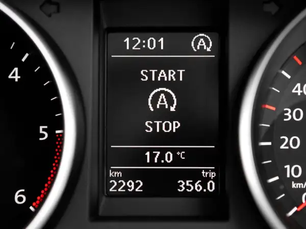Bilens instrumentpanel visar klockan 12:01, start/stopp-systemet är aktivt, temperaturen är 17 grader Celsius, och körsträckan är 2292 km med en trippsträcka på 356 km.