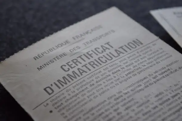 Certificat d'immatriculation français, mentionnant les obligations du titulaire. Un inconvénient carte grise collection peut être la complexité des démarches administratives.