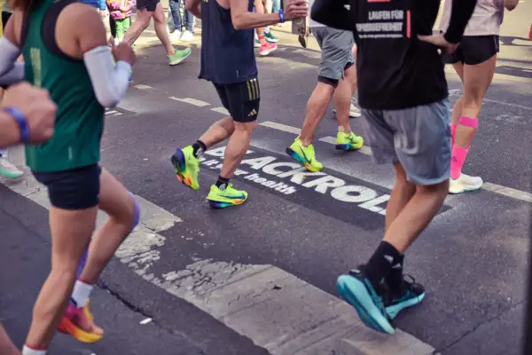 Läufer in bunten Schuhen beim Marathon. Die Sportart Laufen ist hier in vollem Gange.
