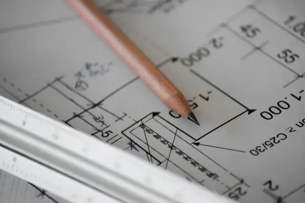 Matita su progetto di slp edilizia, con righello. Dettagli tecnici e misure per la costruzione.