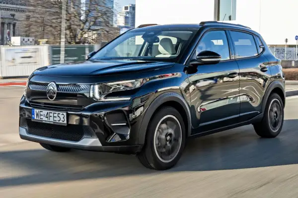 Czarny Citroen C3 na drodze. Wiele osób szuka **citroen c3 opinie** przed zakupem.