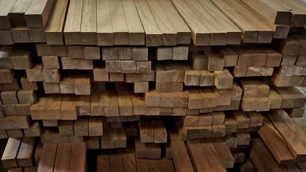 Pilotes de madera de iroko, listos para ser transformados en muebles o construcciones.