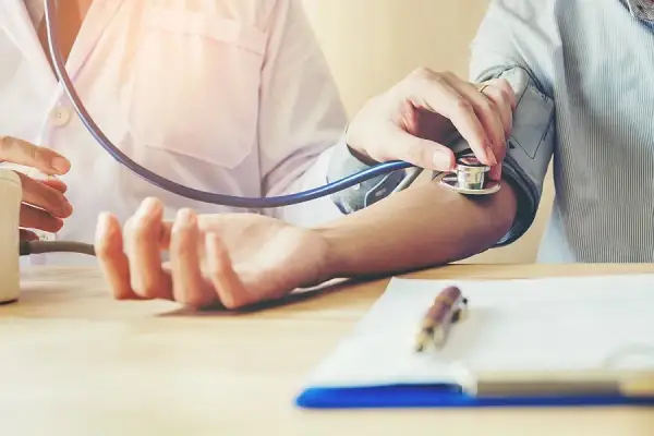Jaki lekarz leczy nadciśnienie? Sprawdź, kto może pomóc w terapii