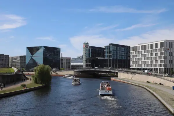 Boote auf der Spree, moderne Architektur und grüne Ufer – perfekte ausflugsziele berlin am wasser für einen sonnigen Tag.