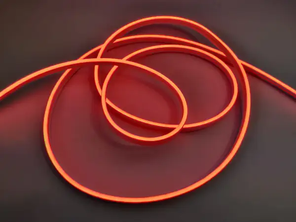 Jasny, czerwony neon wijący się na ciemnym tle.