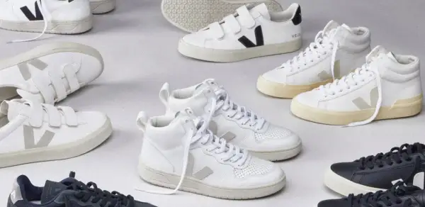 Kolekcja białych i granatowych butów Veja, w tym modele na rzepy i wysokie. Veja to marka znana z ekologicznych sneakersów.