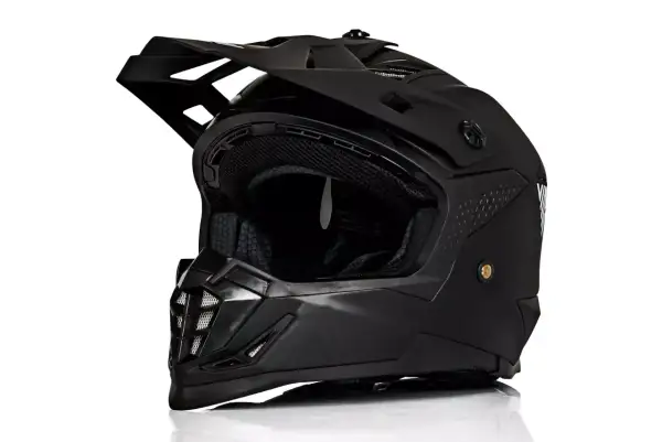 Czarny kask motocyklowy typu cross z daszkiem i siatkowymi wstawkami.