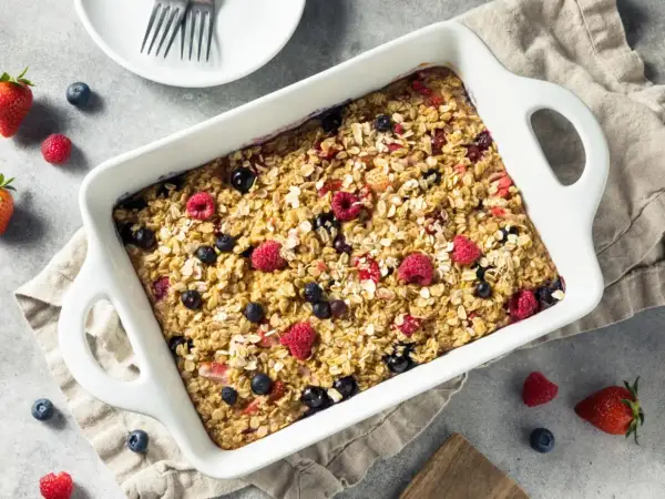 Herzhaftes Beeren-Haferflocken-Gericht im Ofen, perfekt für gesunde Haferflocken Rezepte zum Abnehmen.