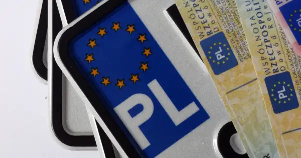 Zbliżenie na polskie tablice rejestracyjne z symbolem Unii Europejskiej.