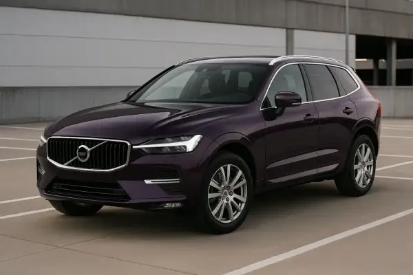 Elegancki, fioletowy Volvo XC60 na parkingu. Zastanawiasz się nad volvo xc60 wymiana oleju w skrzyni automatycznej koszt?
