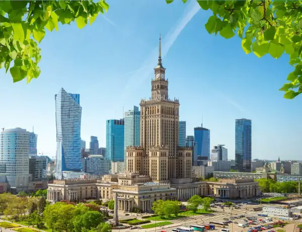 Pałac Kultury i Nauki w Warszawie, otoczony nowoczesnymi wieżowcami, oferuje wiele atrakcji dla dzieci.