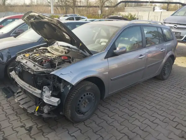 Szary kombi z otwartą maską, widoczny silnik i uszkodzony przód. Idealny, by dowiedzieć się, jak sprzedać auto na części.
