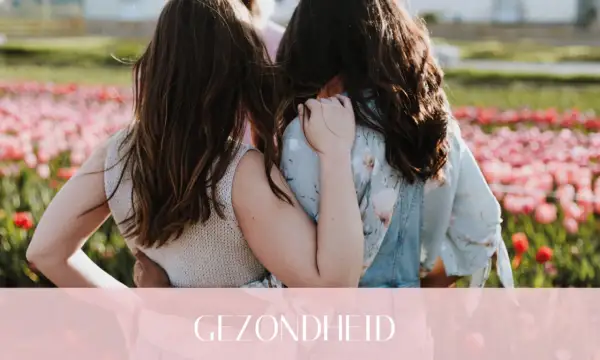 Twee vriendinnen omhelzen elkaar in een bloemenveld. Een warme omhelzing die de kracht van hsp en vriendschap symboliseert.