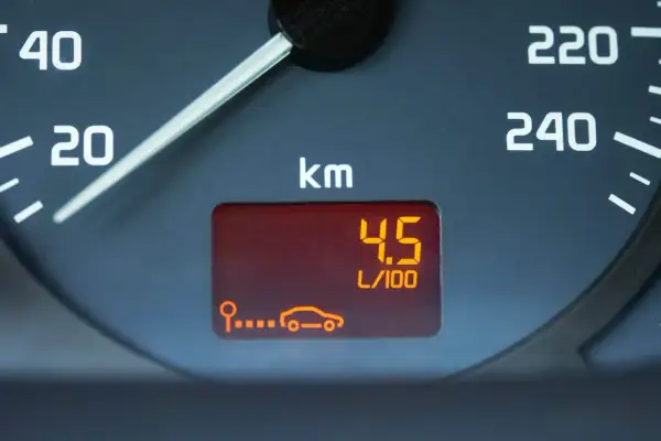 Indicador de consumo de combustible: 4.5 L/100 km. Muestra cómo calcular el consumo de un coche.