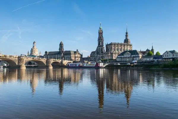 Panorama Drezna z mostem i zabytkowymi budowlami nad Łabą. Idealne miejsce, by zobaczyć, co zwiedzić w Dreźnie.