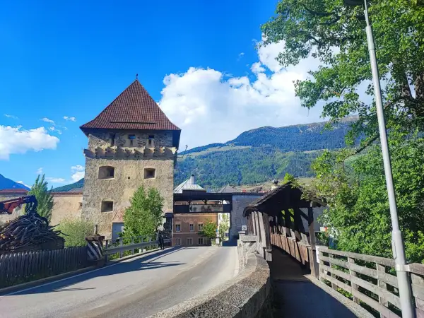Torre medievale e ponte coperto a Glorenza, un luogo incantevole da esplorare.