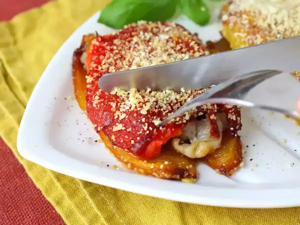 Peperoni ripieni in friggitrice ad aria, dorati e gustosi, pronti per essere gustati.