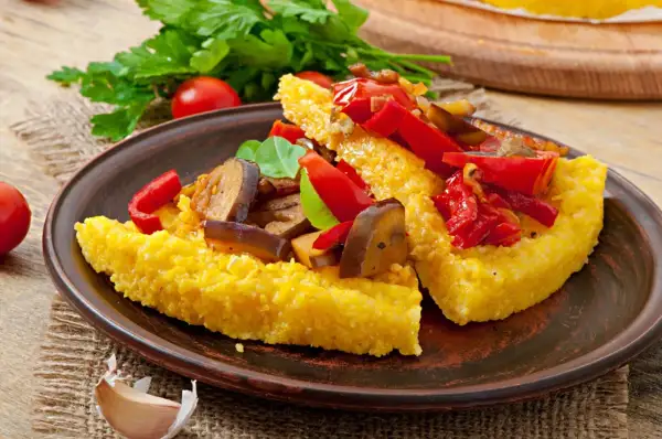 Polenta z czym jeść? Podana z duszonymi warzywami: papryką, bakłażanem i pomidorami. Pyszny pomysł na obiad!